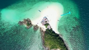 Khai Nok Adası 'ndaki sahil manzarası (Koh Khai Nok) Phuket Eyaleti, Tayland Asya