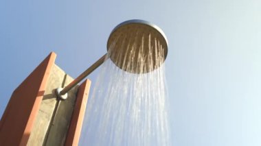 Yüzme havuzunda açık hava duşu