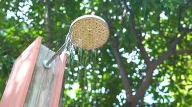 Yüzme havuzunda açık hava duşu