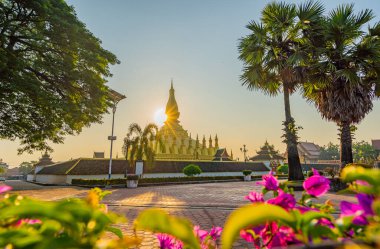Pha 'da gün doğumu Luang, Vientiane, Laos, Asya' da önemli bir dini mekan.