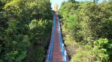 Ayakta duran Buda heykeli dört yönlü Buda heykelleri Doi Sappanyu Tapınağı, Chiang Mai Tayland 'dan Mae Wang, Asya