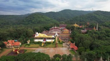 Phra 'da, Suton Mongkhonkiri Tapınağı, Den Chai Bölgesi, Phrae Eyaleti Tayland, Asya' da yaslanan Buda