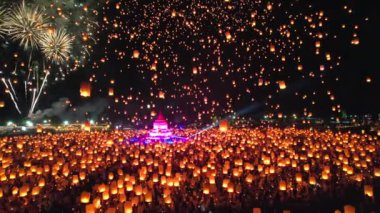 Yüzen fener YeePeng Havai fişek Festivali veya Yi Peng Feneri Chiangmai 'de, Chiang Mai festivalinde ve Tayland, Asya' da Loy Kratong Festivali 'nde