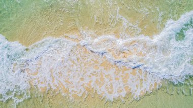 Andaman Denizi, Phang Nga Eyaleti, Tayland, Asya 'nın beyaz kumlu sahillerindeki deniz dalgalarının en üst görüntüsü.