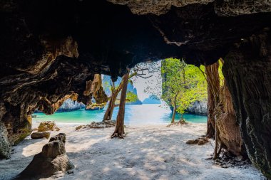 Mağaradan, Andaman Denizi 'ndeki Krabi Eyaleti, Tayland, Asya' daki beyaz kumlu plaja kadar..