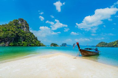 Andaman Denizi, Krabi Eyaleti, Güney Tayland, Asya 'da beyaz kumlu bir sahilde uzun kuyruklu tekneler..