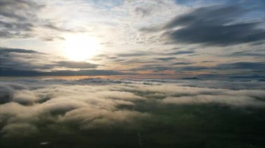 Sabahları havada süzülen bulutlar