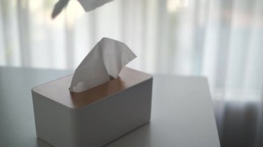 Bir insan ellerini mendil çekmek için kullanır..