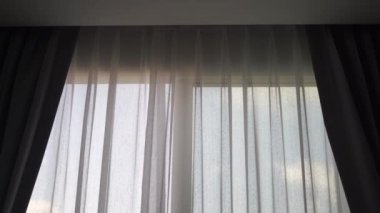 Odadaki ışığı kapatmak için perdeler