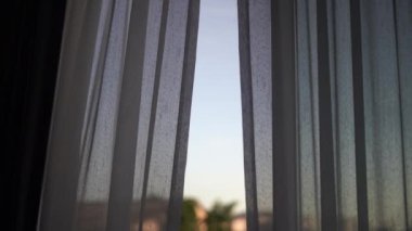 İnsanlar pencerenin perdelerini açıyor. Sabah manzarasının ve güneş ışığının tadını çıkarmak için. Odadaki havayı canlandırmak için..