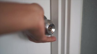 Yatak odasının kapı kolunu açmak için elini kullan..