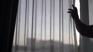 Odadaki ışığı kapatmak için perdeler