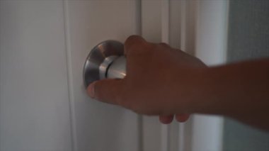 Yatak odasının kapı kolunu açmak için elini kullan..