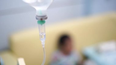 Doktor hastanedeki bir hastaya salin verdi.