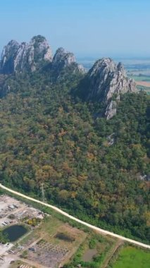 Nakhon Sawan Dağı 'nın yüksek kayalık manzarası Nakhon Sawan, Tayland' da Khao No Khao kaeo ismine sahiptir.