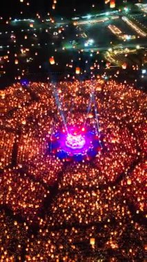 Yüzen fener YeePeng Havai fişek Festivali veya Yi Peng Feneri Chiangmai 'de, Chiang Mai festivalinde ve Tayland, Asya' da Loy Kratong Festivali 'nde