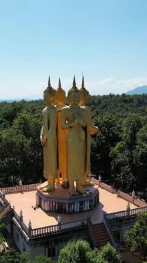 Ayakta duran Buda heykeline bakın Dört tanrı Buda heykelleri dört yönlü Doi Sappanyu Tapınağı, Chiang Mai Tayland 'dan Mae Wang, Asya