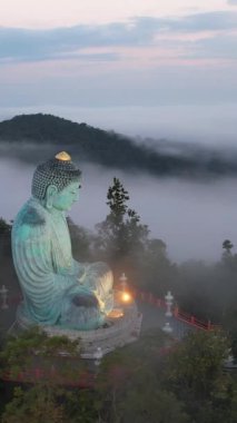 Büyük Buda 'nın Sabah Görüşü, Wat Phra Doi Phra Chan (Daibutsu) Mae Tha, Tayland, Asya
