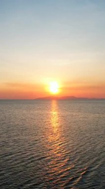 Denizin üzerinde batan güneşin görüntüsü