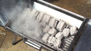 Sobadaki sıcak kömürleri söndürmek için su kullanın..