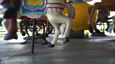 hareketli Atlıkarınca, renkli eski model ahşap koltuklar ve atlar hareket ediyor.