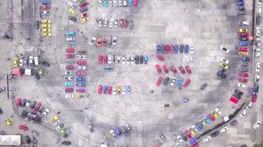 Otoparka bir sürü araba park etmiş..