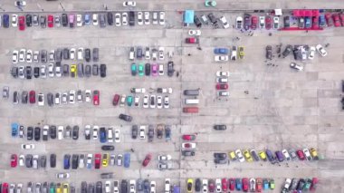 Otoparka bir sürü araba park etmiş..