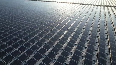Güneş panelleri temiz enerji enerjisi, güneş enerjisi, suda yeşil enerji üretir.
