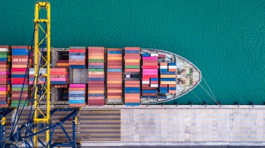 Kargo gemileri malları derin deniz limanında boşaltıyorlar..