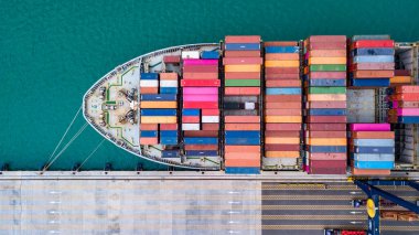 Kargo gemileri malları derin deniz limanında boşaltıyorlar..