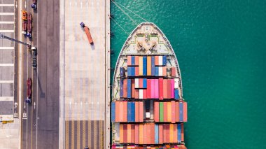 Kargo gemileri malları derin deniz limanında boşaltıyorlar..