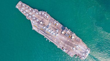 Bir uçak gemisi denizde yelken açar..