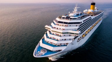 Bir yolcu gemisi denizde seyrediyor.