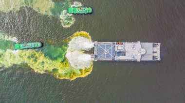 Donanmanın amfibik nakliye gemisi.