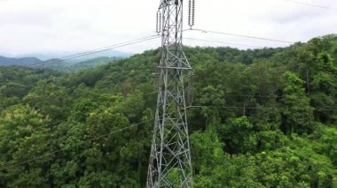 Büyük elektrik iletim hatları elektrik direklerinde yer almaktadır..
