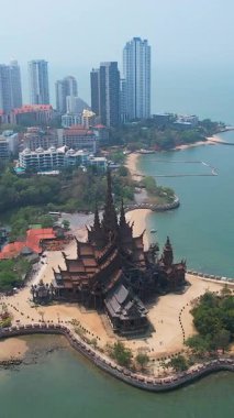 Chonburi Eyaleti Tayland 'daki Pattaya' daki antik ahşap şatoya bakın.