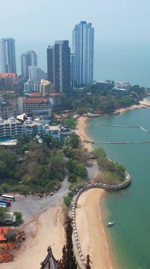 Chonburi Eyaleti Tayland 'daki Pattaya' daki antik ahşap şatoya bakın.