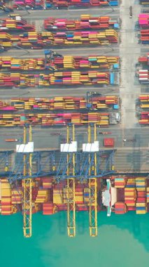 Liman ve kargo gemileri malları yüklemek ve boşaltmak için kenetlendi