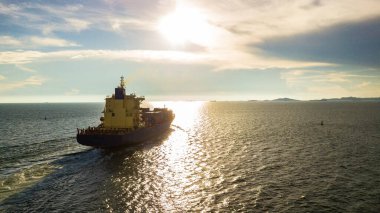 Günbatımlı kargo gemisi