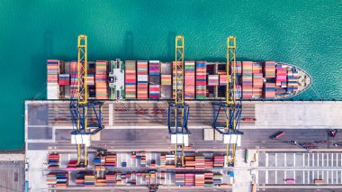 Açık deniz limanı, kargo gemileri rıhtımı, nakliye malları, konteynırlar, gemiler yükleme ve boşaltma, ithalat ve ihracat malları.