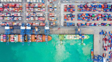 Açık deniz limanı, kargo gemileri rıhtımı, nakliye malları, konteynırlar, gemiler yükleme ve boşaltma, ithalat ve ihracat malları.