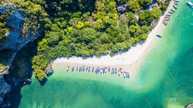 Taylandlı Yengeç Railay plajındaki güzel kumlu sahil manzarası ve uzun kuyruklu tekne.