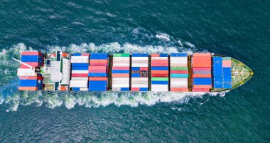 Konteynır gemileri tüm dünyada satılık mallar taşıyarak denizlere açılır..