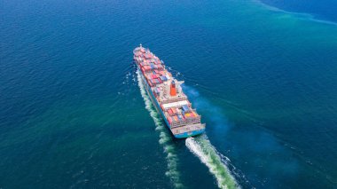 Konteynır gemileri tüm dünyada satılık mallar taşıyarak denizlere açılır..