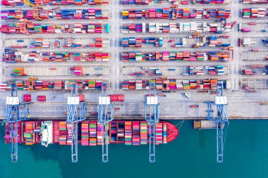 Açık deniz limanı, kargo gemileri rıhtımı, nakliye malları, konteynırlar, gemiler yükleme ve boşaltma, ithalat ve ihracat malları.