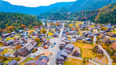 Geleneksel olarak Shirakawa-go 'daki sazdan evler Japonya' nın sonbaharda Gifu, Ishikawa ve Toyama bölgesi yakınlarındaki dağ köyleri arasındadır.