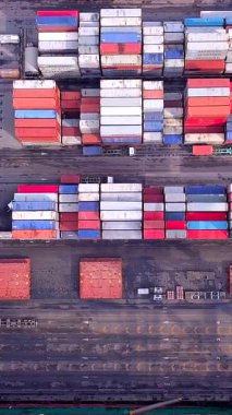 Derin deniz limanları, dünya çapında nakledilmek üzere içerideki kargo gemilerine mallarla dolu konteynırlar yüklüyor..