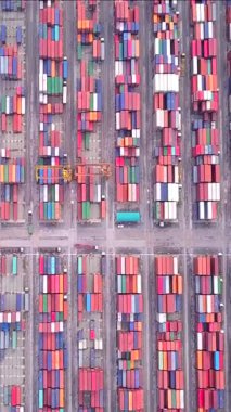 Derin deniz limanları, dünya çapında nakledilmek üzere içerideki kargo gemilerine mallarla dolu konteynırlar yüklüyor..