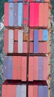 Yük gemileri bir sürü konteynırla dolu ve tüm dünyada satılacak malları teslim etmek için denize açılıyorlar..