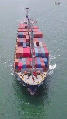 Yük gemileri bir sürü konteynırla dolu ve tüm dünyada satılacak malları teslim etmek için denize açılıyorlar..